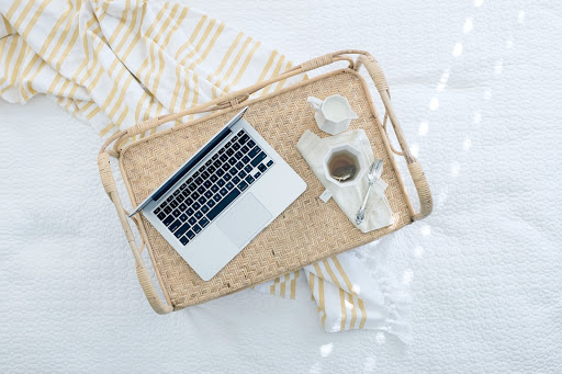 How To Make Money Writing Online Content - blogging Photo by Lauren Mancke on Unsplash